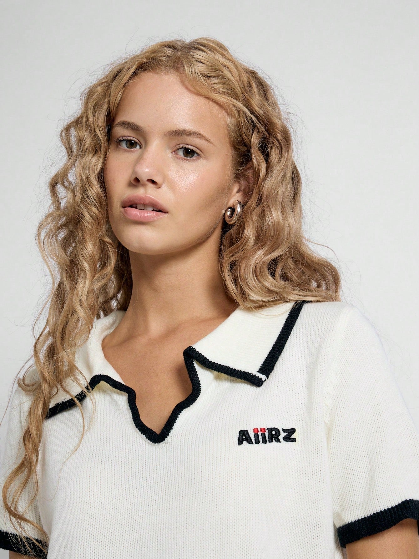AiiRZ Polo de manga corta con cuello y detalle de logo tejido, con parte superior acortada