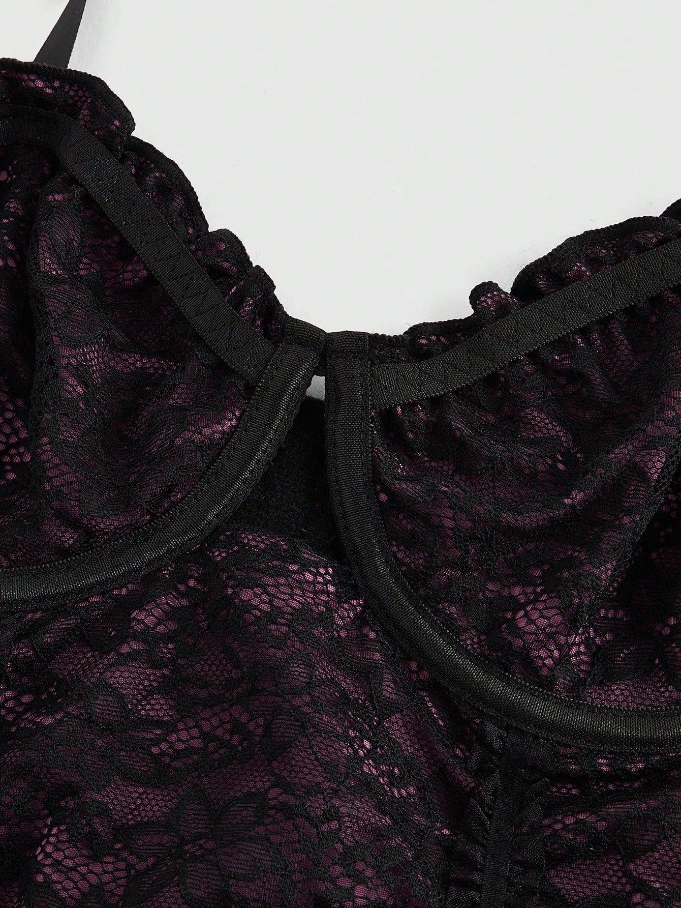 ROMWE Grunge Punk Parte superior gráfica de mujer con escote halter de encaje morado calado y sexy