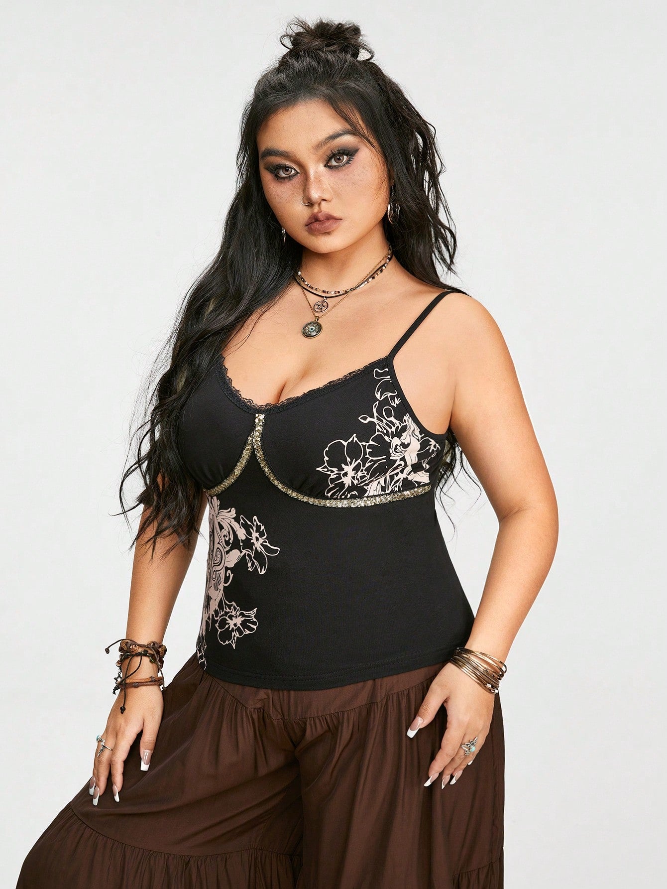 ROMWE Fairycore Top de tirantes con estampado de lirios y espinas ajustado y corto para mujeres de talla grande con cuentas y cinta decorativa