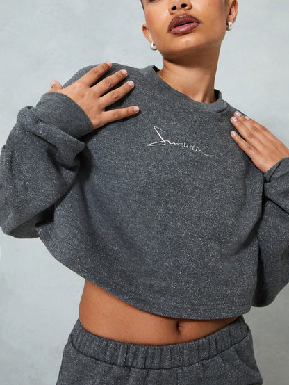 SUMWON WOMEN Conjunto a juego de sudadera corta con hombros caídos y pantalón corto elástico en dos piezas