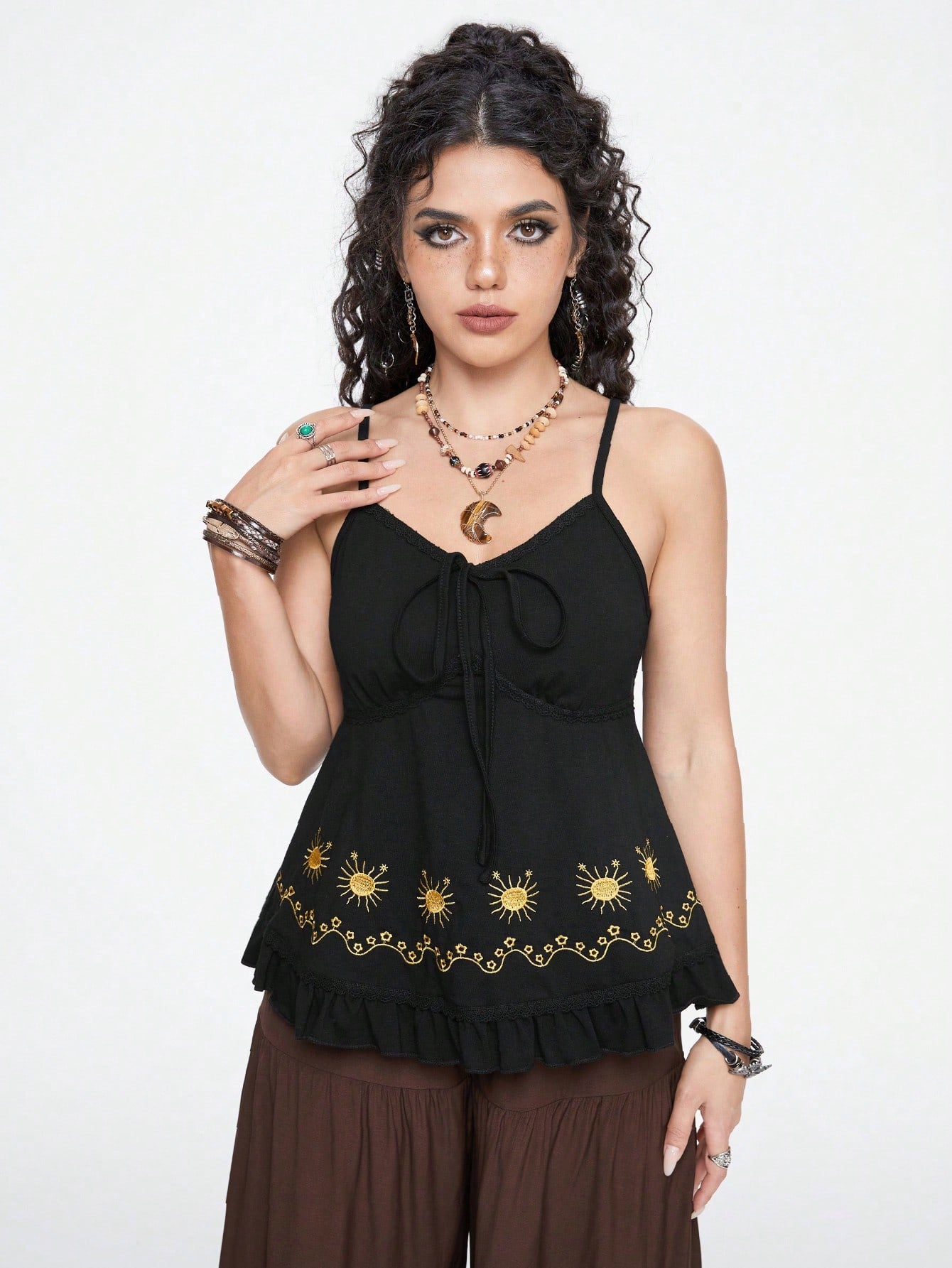 ROMWE Fairycore Top de tirantes con diseño de bordado floral y dobladillo con volantes