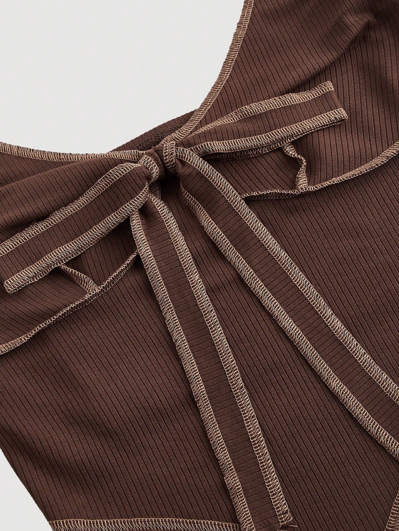 SHEIN MOD Camiseta marrón con contraste y lazo delantero, blusas lindas, blusas de otoño, atuendos de carnaval, atuendos de brunch para mujeres, ropa escolar para mujeres, blusas de regreso a clases, blusas de invierno