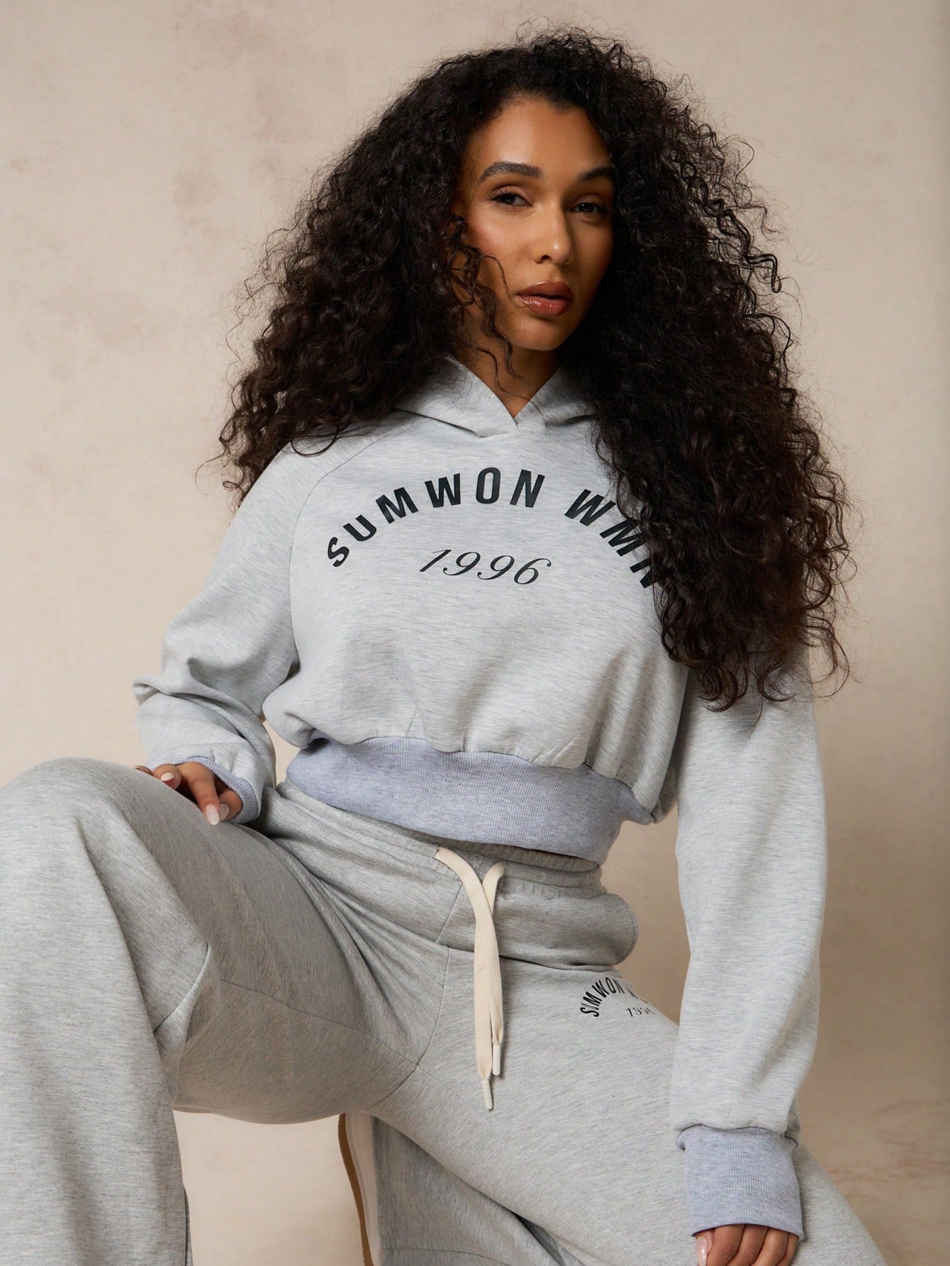 SUMWON WOMEN Sudadera con capucha corta esencial