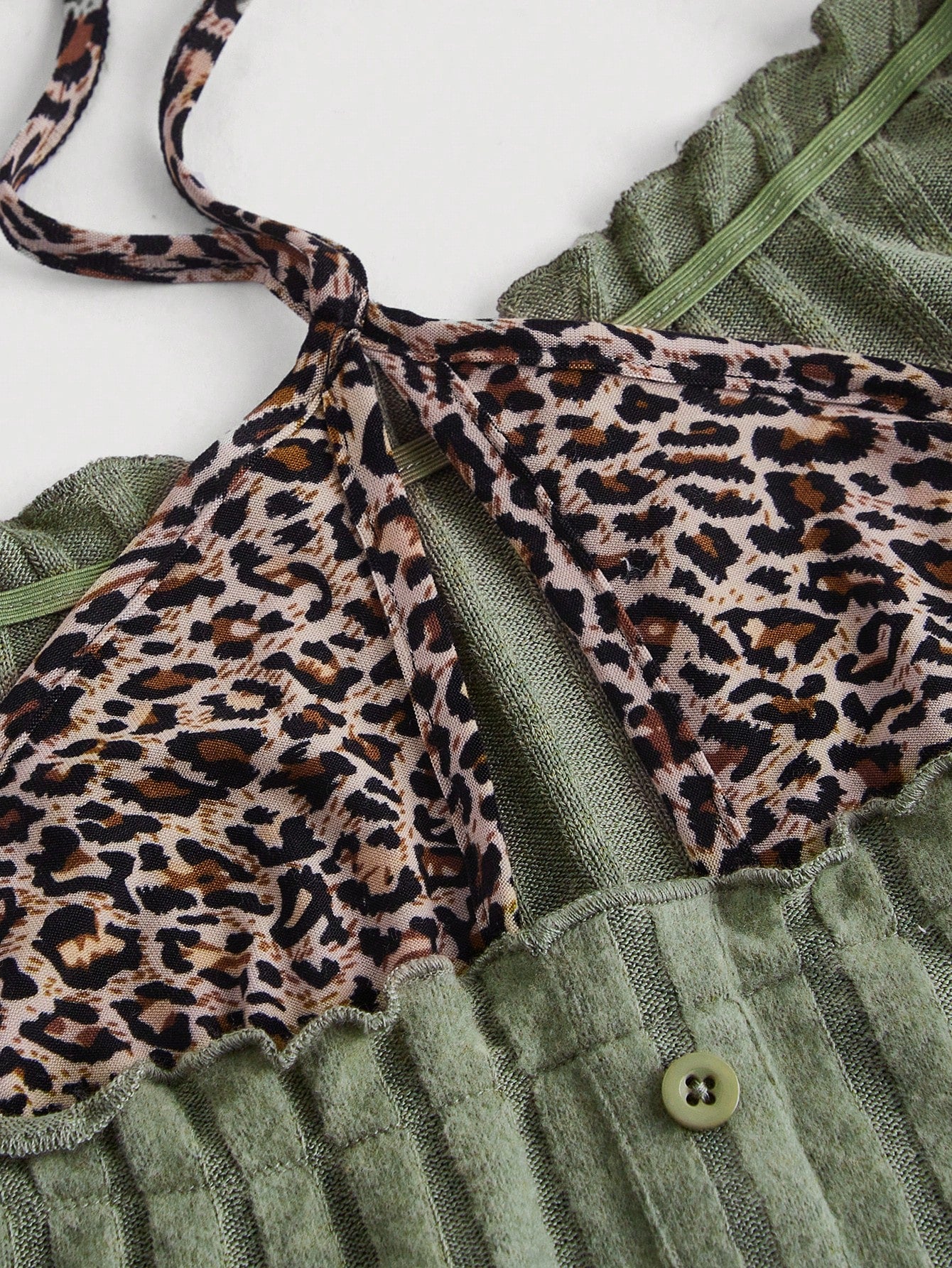 SHEIN MOD Camiseta verde de manga larga con cuello cuadrado vintage, con parches de estampado de leopardo y bajo asimétrico para talla grande
