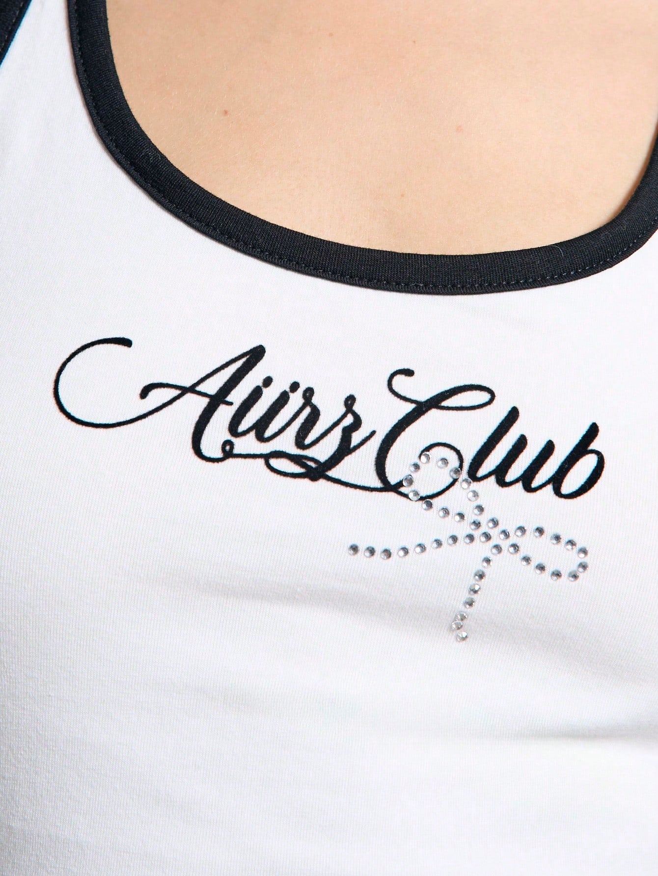 AiiRZ Top corto con recorte de cuello y espalda de tirantes y estampado gráfico con ribete de contraste