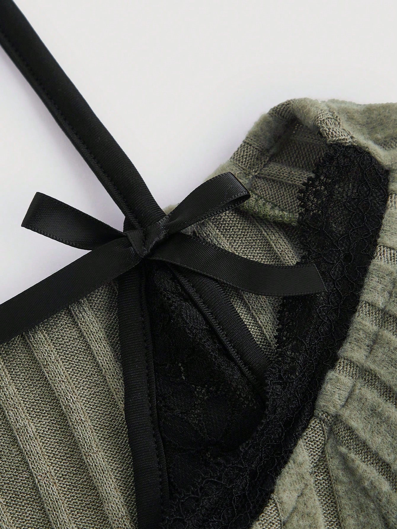 SHEIN MOD Camiseta verde con mangas trompeta de encaje