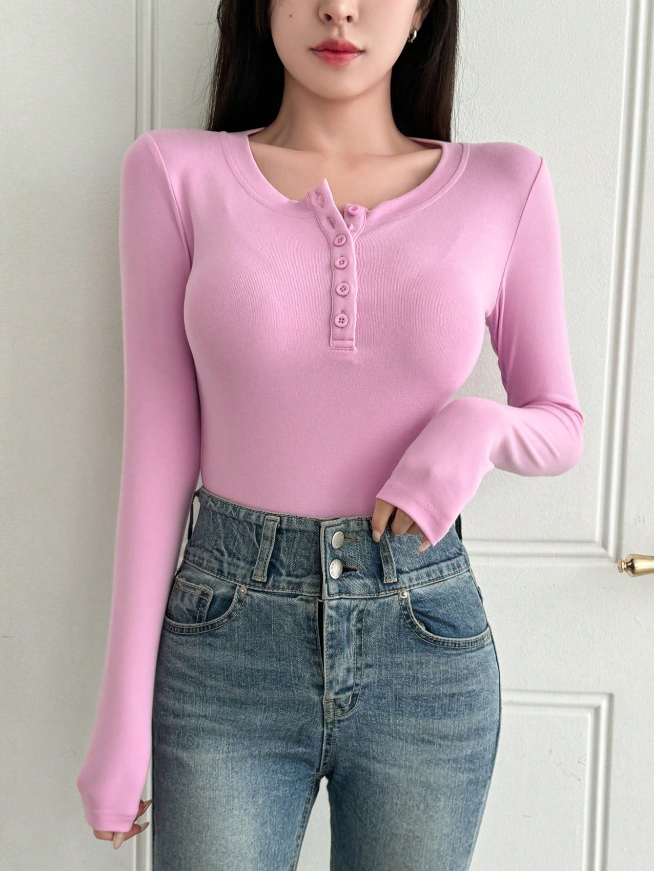 DAZY Camiseta larga y ajustada de manga larga en unicolor para mujer de primavera/verano con tapeta con botones