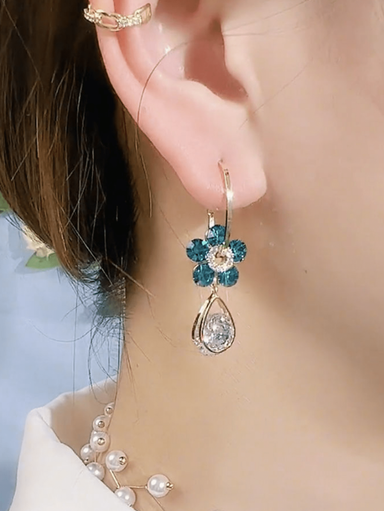 1 par de aretes con forma de flor con diseño de gota de agua