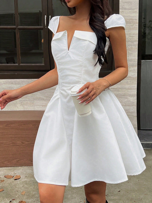SHEIN Essnce Vestido informal mini de unicolor con manga de tapeta plisada para mujeres