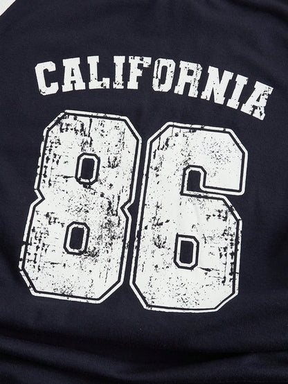 ROMWE Camiseta de manga larga de ajuste ceñido con estilo deportivo retro, estampado de letras en mangas raglán y cintura ajustada