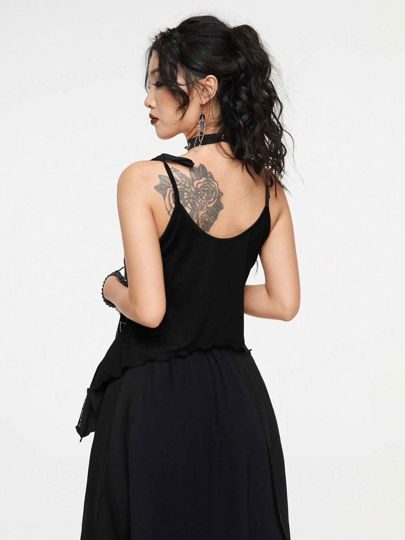 ROMWE Goth Top de tirantes con dobladillo asimétrico bordado, estilo vacacional, para mujer, para verano