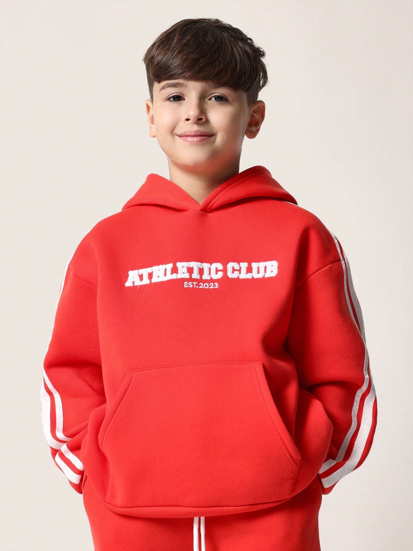 SUMWON Conjunto de 2 piezas para niños preadolescentes compuesto por sudadera con capucha de ajuste regular y pantalón deportivo cómodos con cinta lateral y estampado gráfico