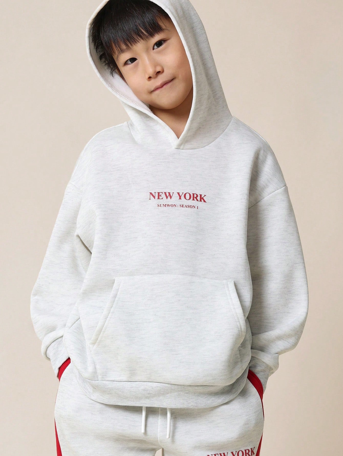 SUMWON Conjunto de 2 piezas para niños preadolescentes, con sudadera con capucha estampada de Nueva York de ajuste regular y cómoda, y pantalón jogger de ajuste recto con paneles contrastantes