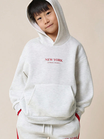 SUMWON Conjunto de 2 piezas para niños preadolescentes, con sudadera con capucha estampada de Nueva York de ajuste regular y cómoda, y pantalón jogger de ajuste recto con paneles contrastantes