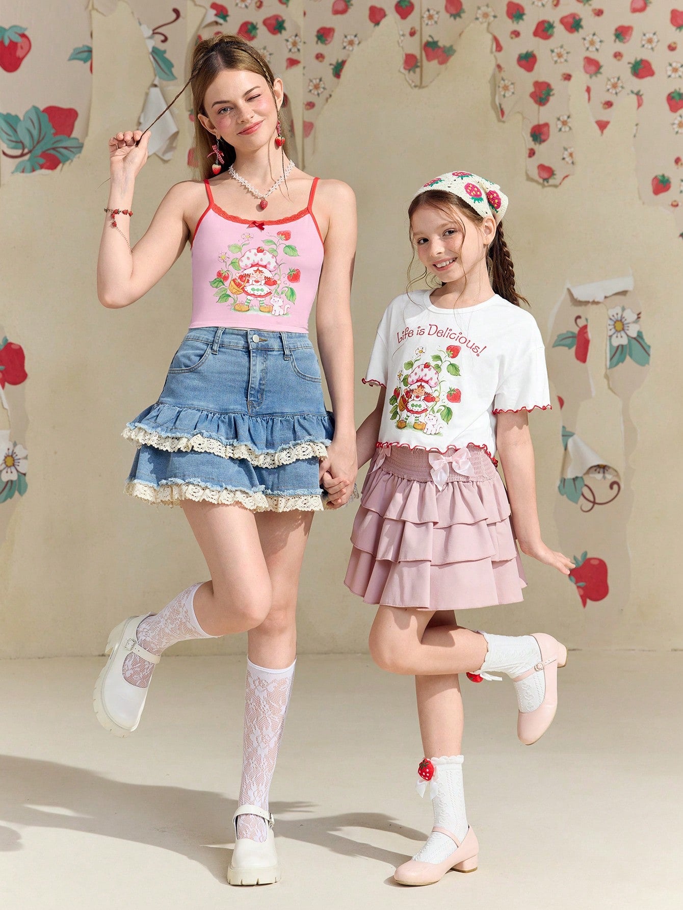 Strawberry Shortcake X SHEIN Blusa de tirantes de contraste rosa de verano, con ribete de encaje, estampado de niña de fresa, ajustada y corta, dulce y linda