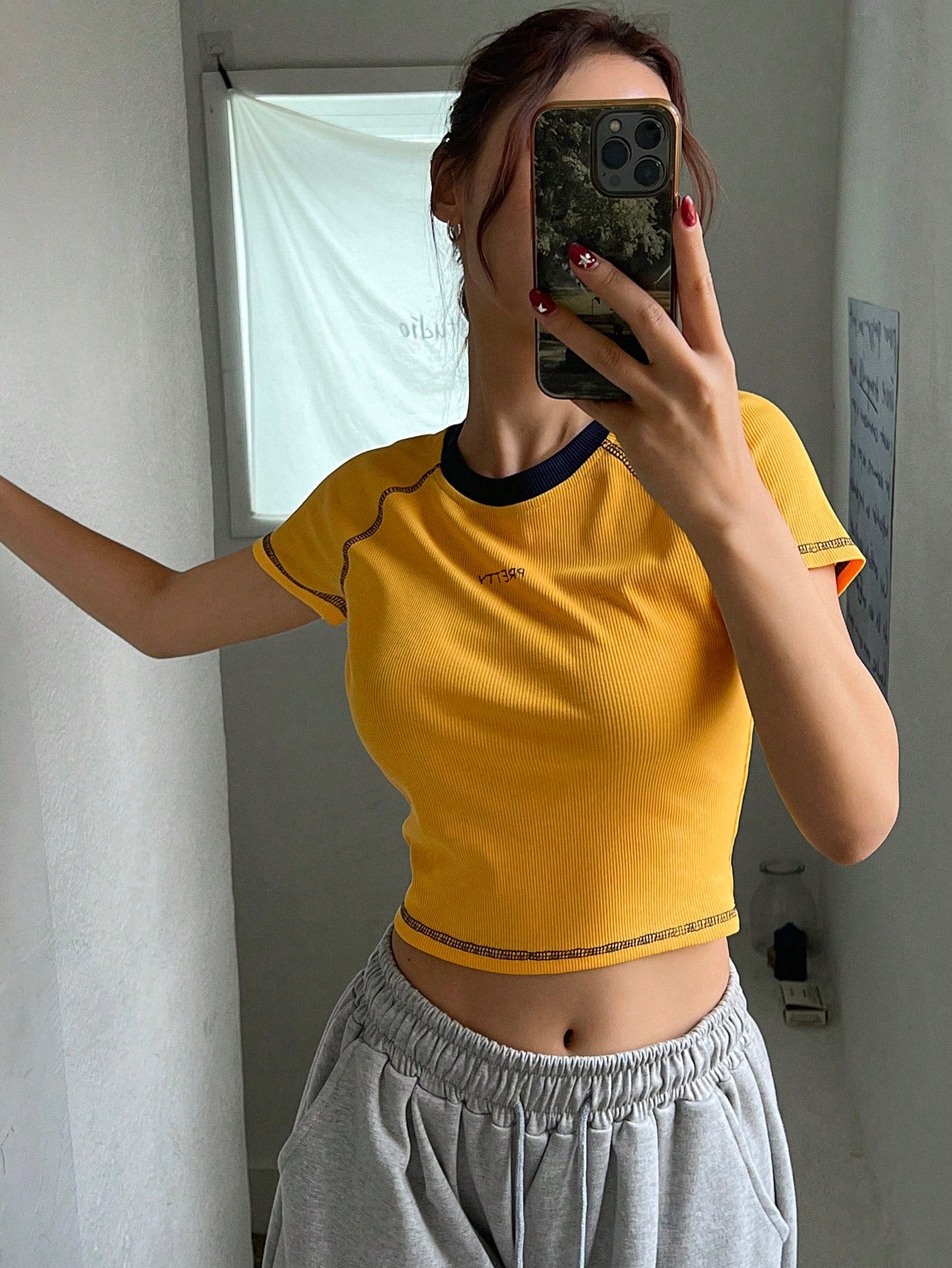 DAZY Camiseta de mujer de manga corta de verano con borde contrastante, diseño de mangas raglán, y estampado de letras amarillas