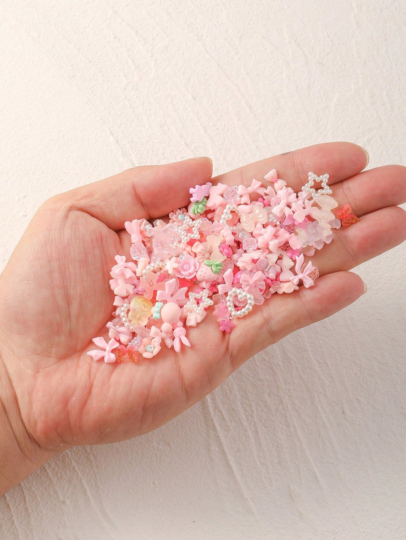 100 piezas 3D Mariposas de resina rosa, osos, flores de rosa, falda de durazno, lazo, ciervos, serpientes, conejos, animales en forma de arte de uñas, con estrás y perlas falsas para hacer decoración de arte de uñas y manualidades.