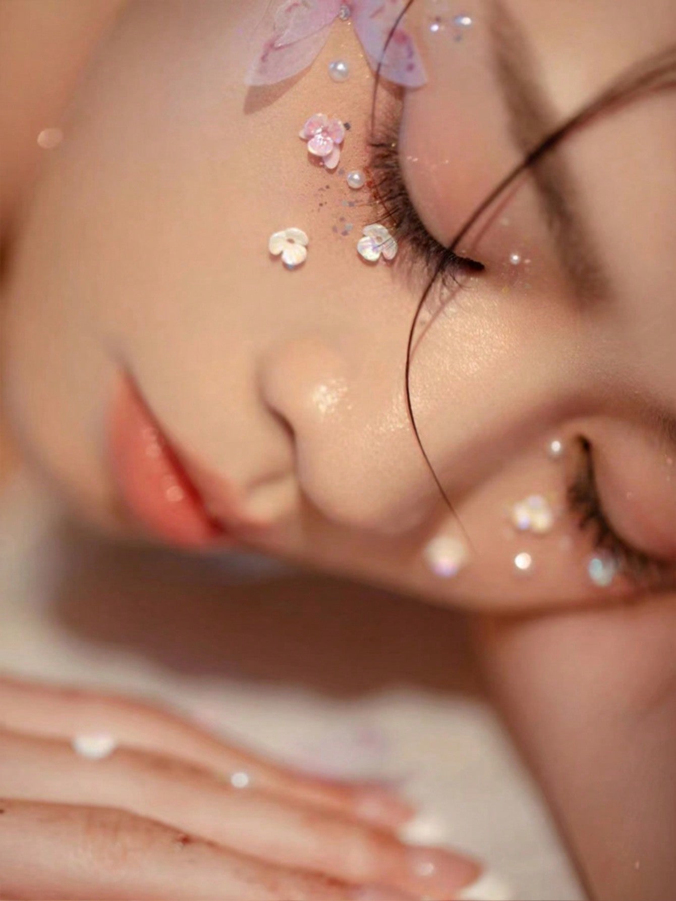 ROMWE Fairycore Un dulce adhesivo facial de mariposa con perlas y diamantes de imitación, decoración facial para actuaciones en el escenario