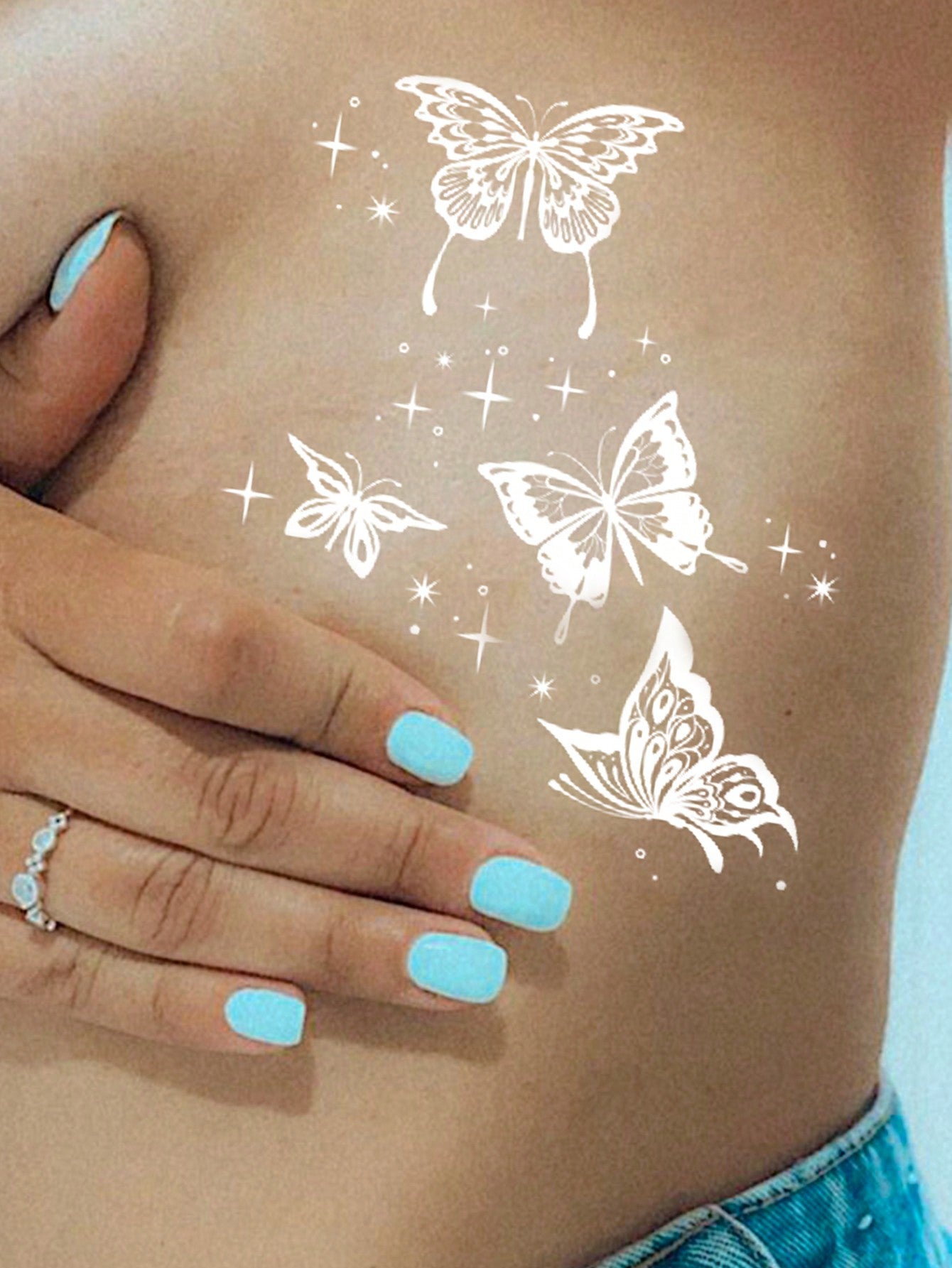 1 Hoja Gran Tamaño De Brillantina Azul Luminosa Y Tatuajes Temporales Originales De Arte Corporal Brillan En La Oscuridad Con Tinta Blanca, Patron De Mariposa Brillante Estrella
