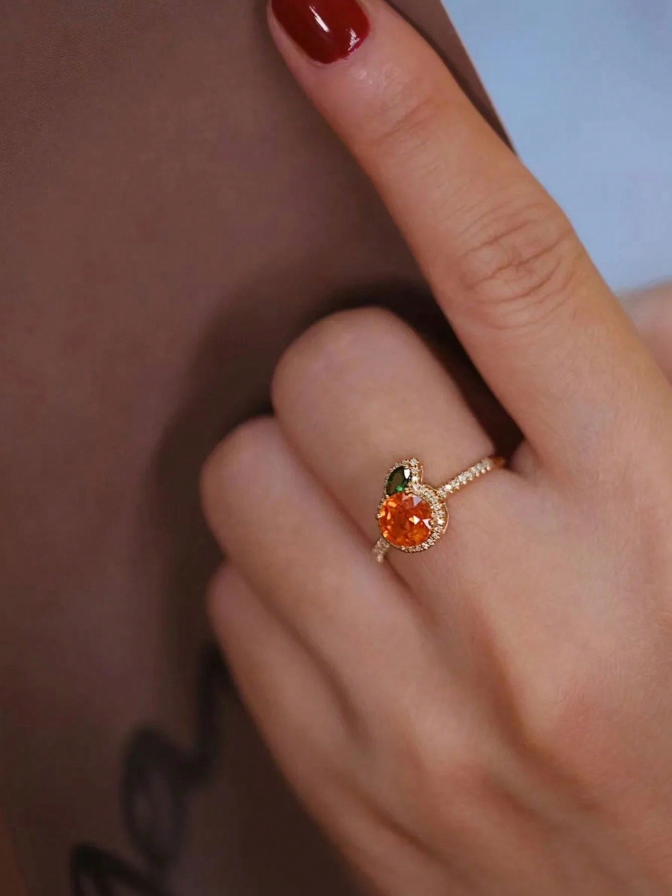 Anillo de oro con decoración de diamantes cúbicos de circonio y manzana en forma de caja de regalo, adecuado para uso diario de las mujeres y como regalo