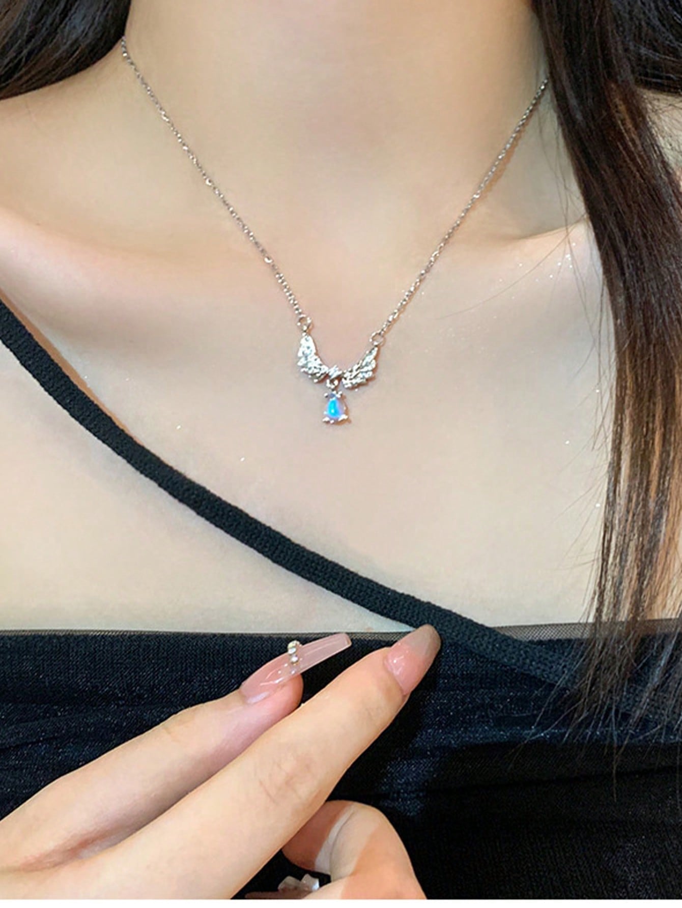 1 pieza Collar con colgante de alas de mariposa brillante, diseño delicado, textura de alta calidad, gargantilla versátil para mujeres