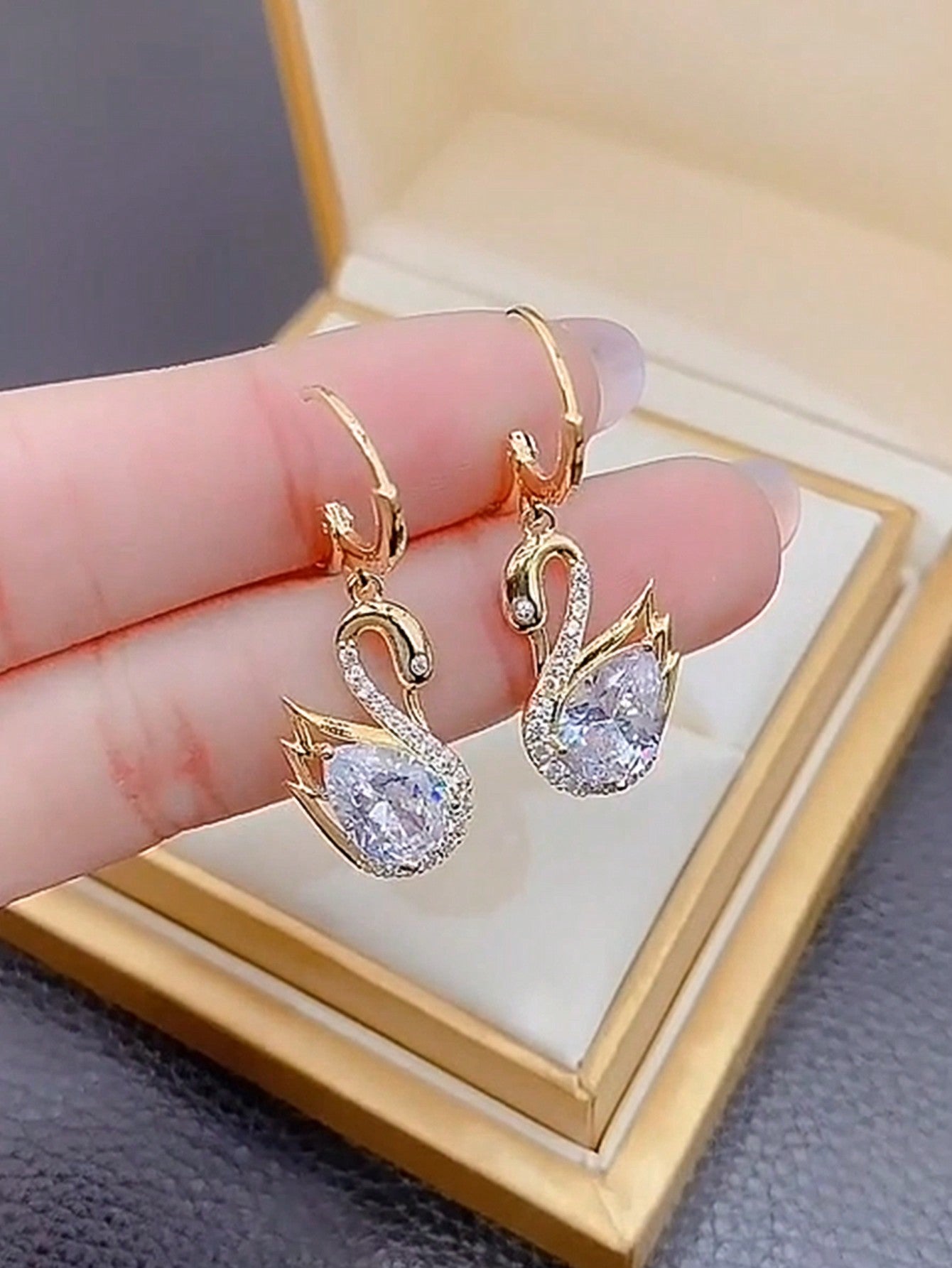 1 par de pendientes elegantes y de alta gama con diseño de cisne de cristal incrustado, para uso diario y de fiesta, regalo de Navidad limitado