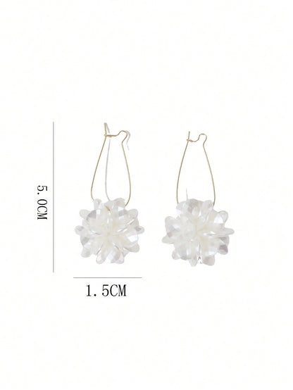 1 Par De Pendientes De Bolas De Flores Blancas Con Patrón Geométrico Largo Y Elegante, Adecuados Para El Uso Diario De Las Mujeres