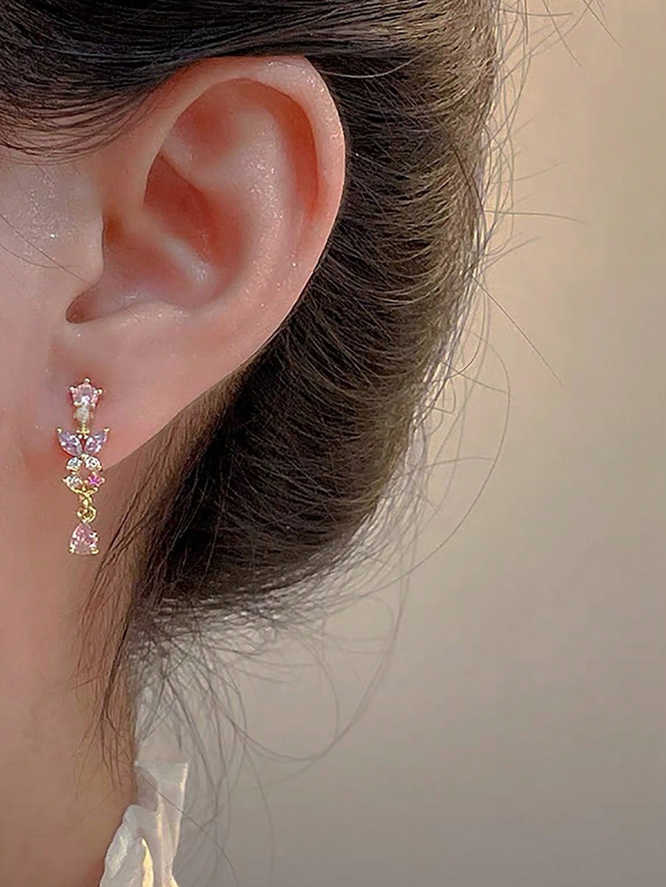 1 par de aretes dulces y exquisitos con forma de gota de agua y mariposa, lujosos, elegantes y únicos, adornados con piedras de imitación artificiales, adecuados para fiestas, vacaciones, citas y como regalos para mujeres
