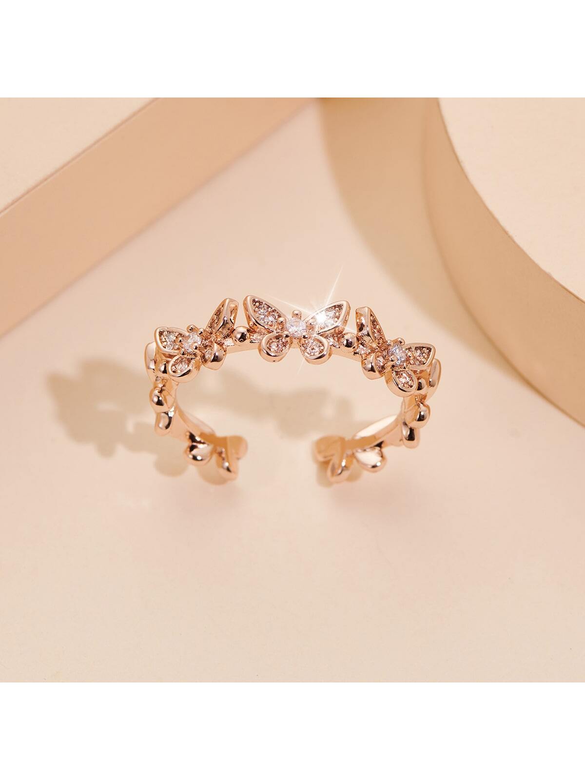 uno elegante agraciado delicado con mariposa inspirado de mujeres abierto fin Anillo adornado con espumoso de imitación diamante para boda Decoración & regalo
