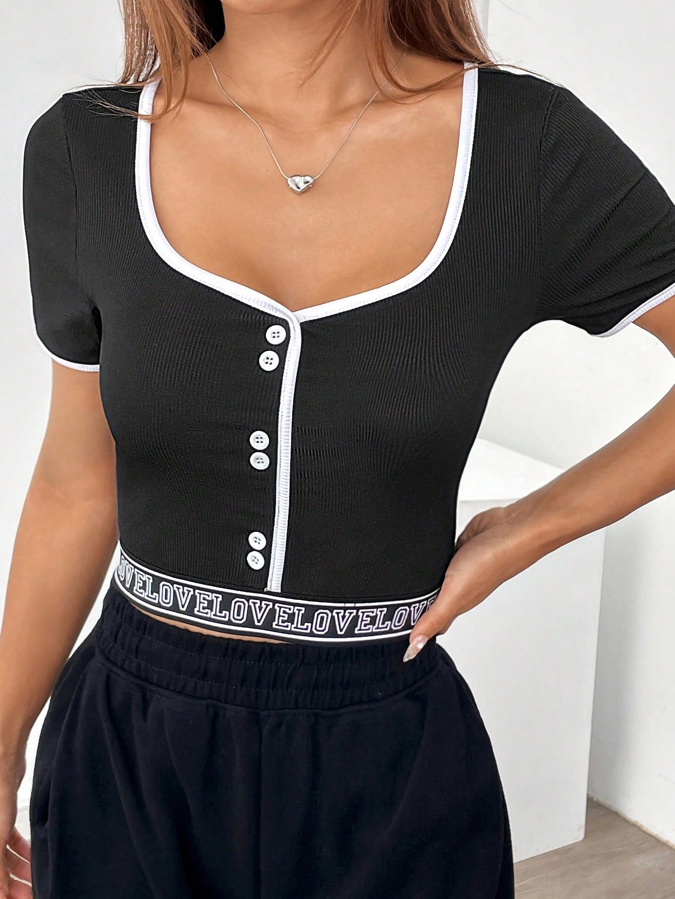 SHEIN Mulvari Camiseta de verano de manga corta para mujer con letras y parches, ajuste delgado y cinturón de hebilla de única