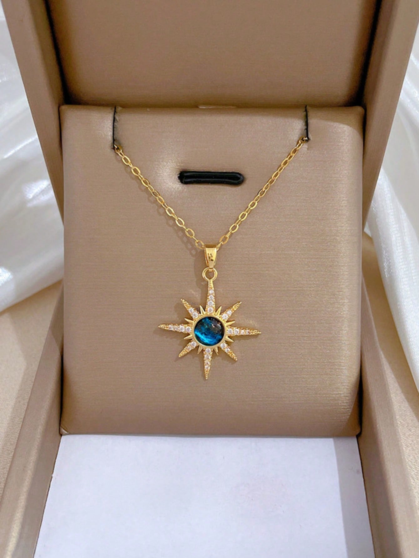 Un collar de colgante de bola de estrella completa de acero inoxidable de lujo y elegante con diamantes completo para mujeres