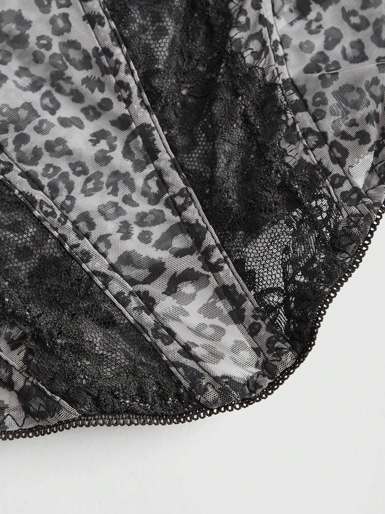ROMWE Grunge Punk Parte superior de camiseta con encaje de contraste y estampado de leopardo, escolar