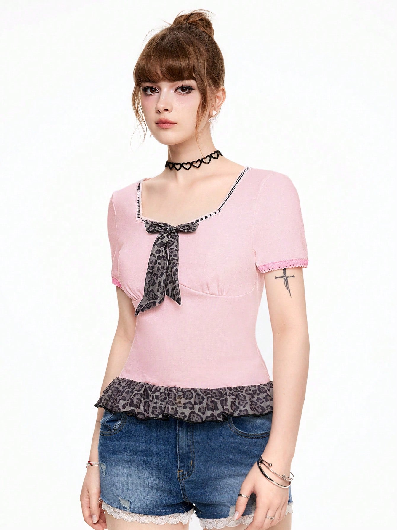 ROMWE Kawaii Camiseta de señora de cuello de escote redondo con detalles de estampado de leopardo y lazo, ajustada en la cintura