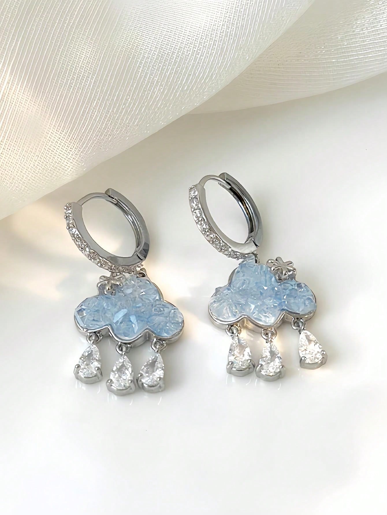 1 par de aretes con gotas de borla con nubes de rhinestone azul de diseño único, ¡Hermosos!