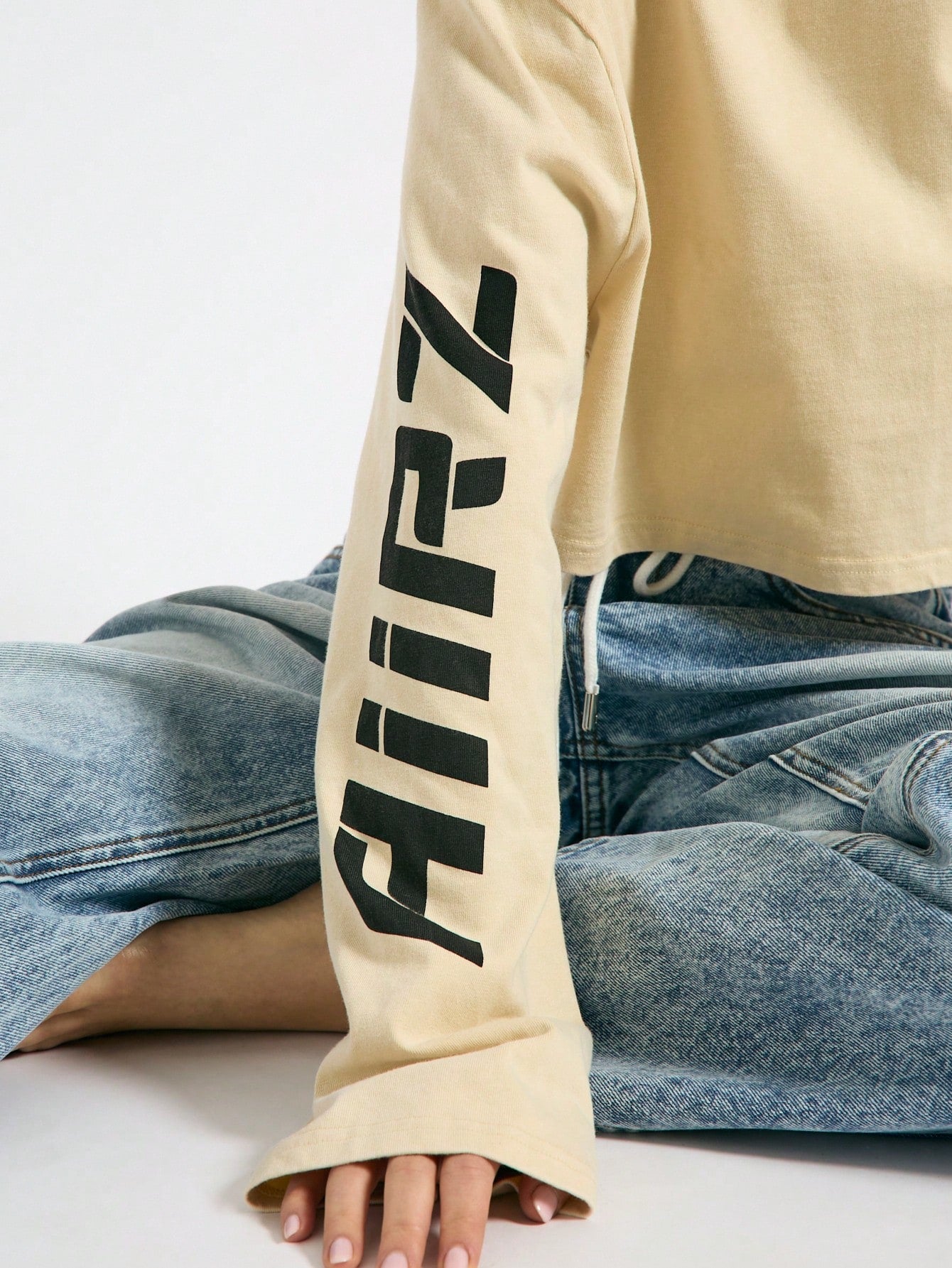 AiiRZ Camiseta corta de manga larga y cuello redondo oversize con gráfico con aplicaciones