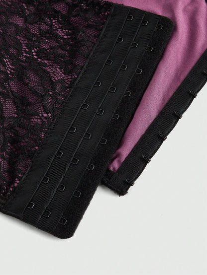 ROMWE Grunge Punk Parte superior gráfica de mujer con escote halter de encaje morado calado y sexy