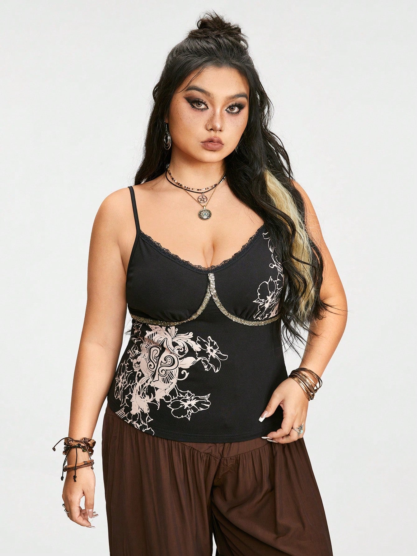 ROMWE Fairycore Top de tirantes con estampado de lirios y espinas ajustado y corto para mujeres de talla grande con cuentas y cinta decorativa
