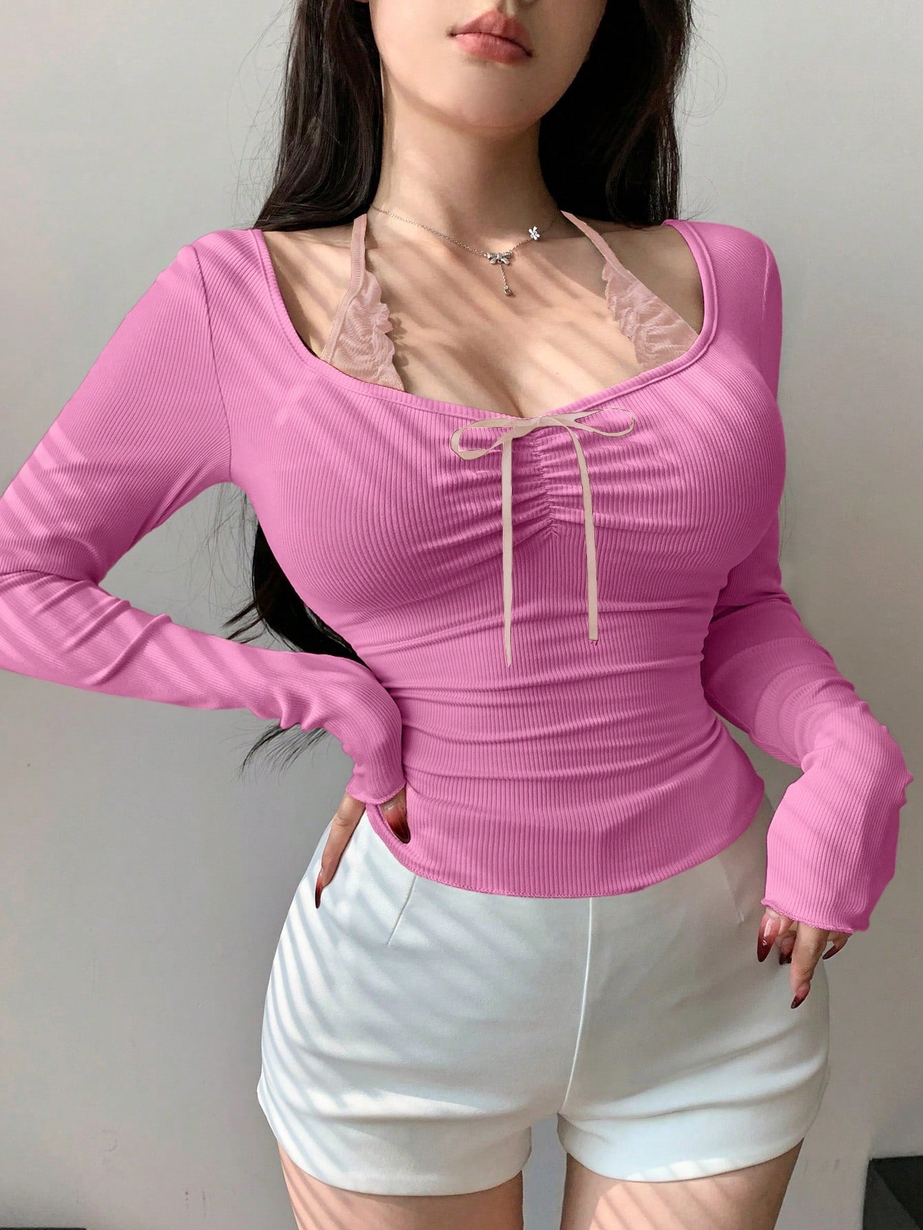 DAZY Camiseta de manga larga con cuello halter, ajustada, con pliegues y lazo de corbata para mujeres