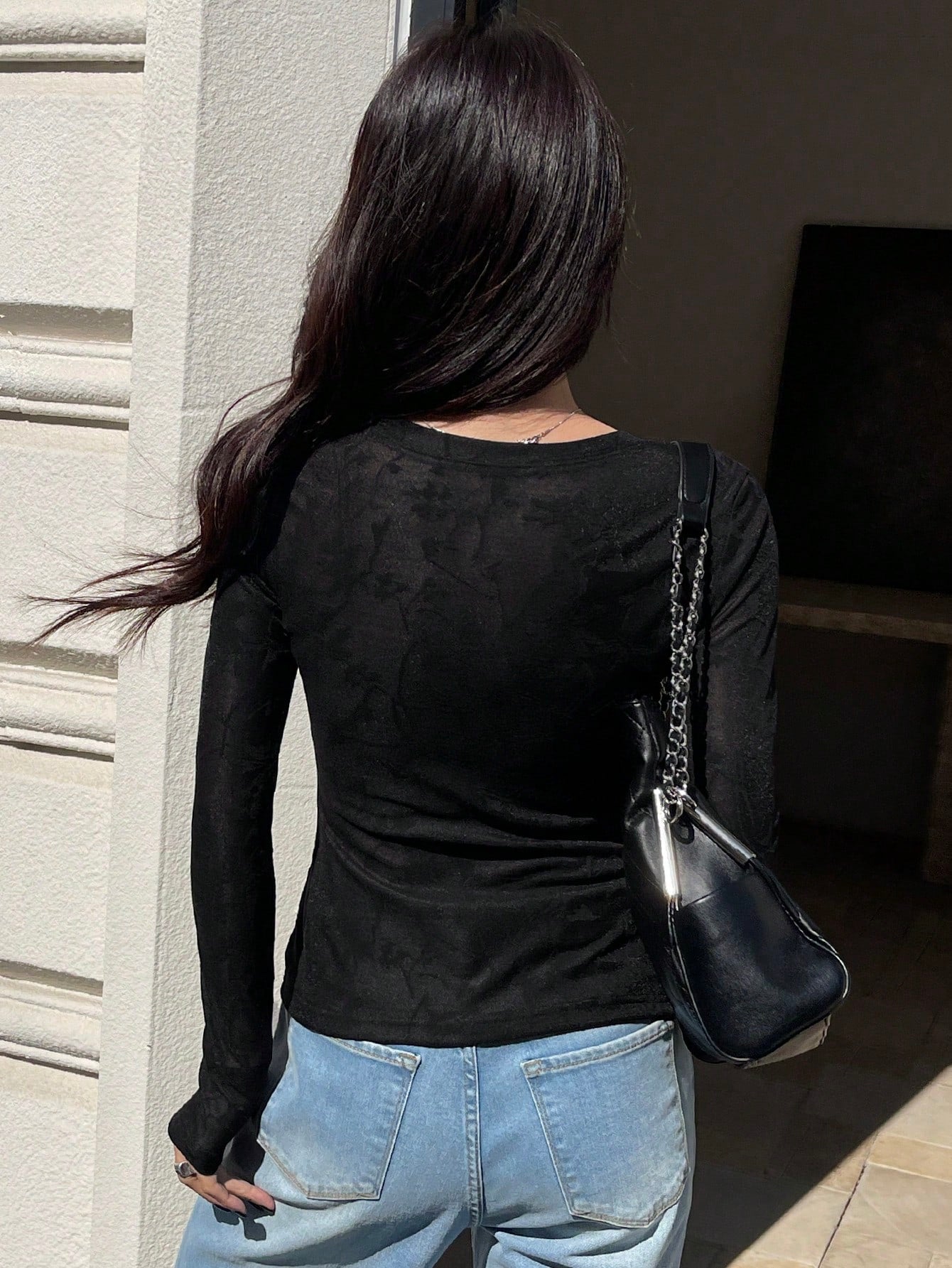 Camiseta de manga larga ajustada de mujer con tela texturizada semi transparente