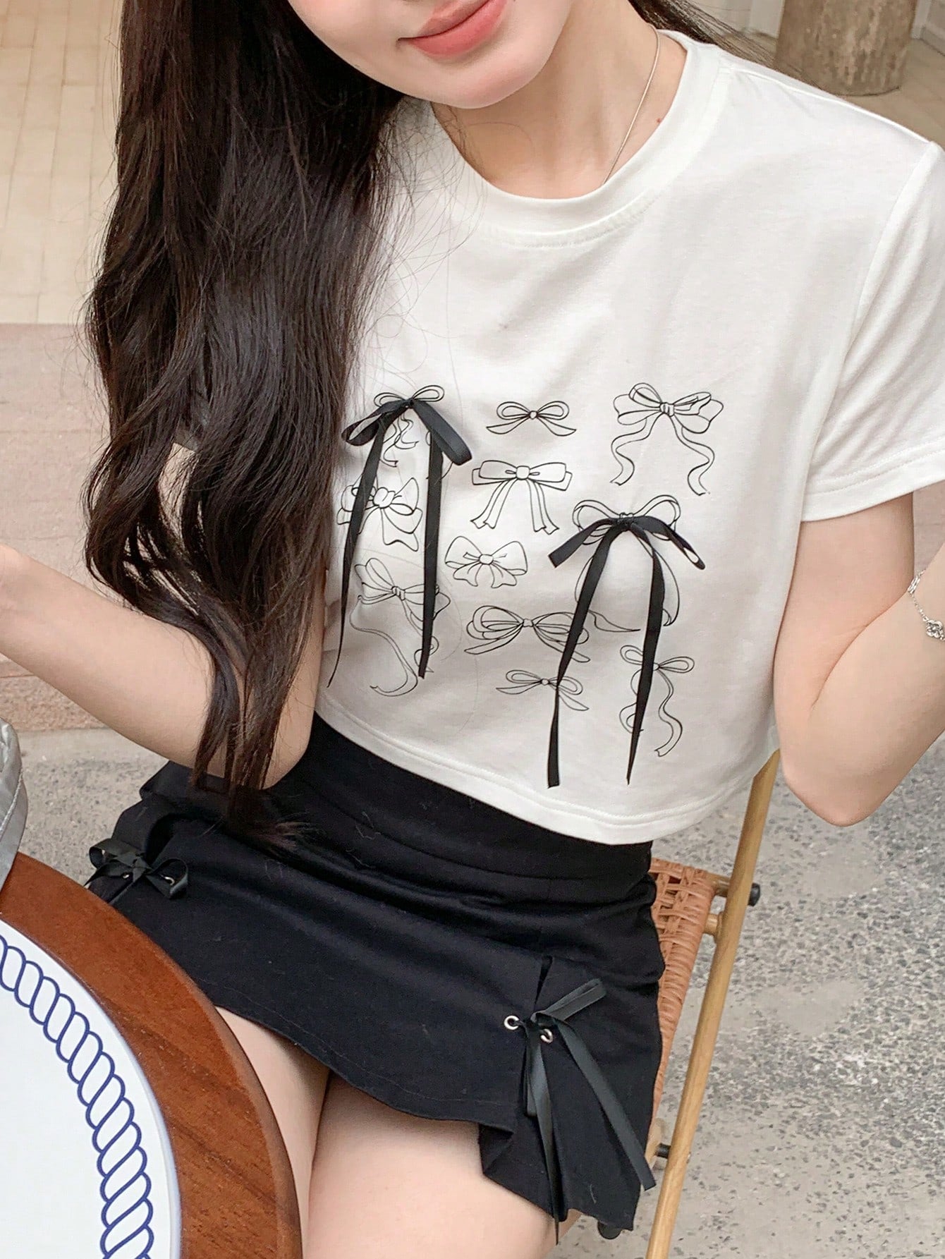 DAZY Top corto de mujer con cuello redondo y manga corta con decoración de lazo