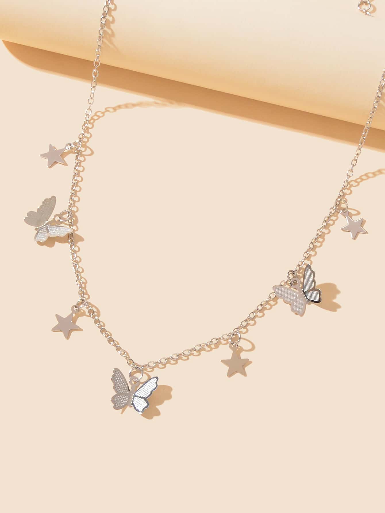 Collar con estrella & con accesorio de mariposa