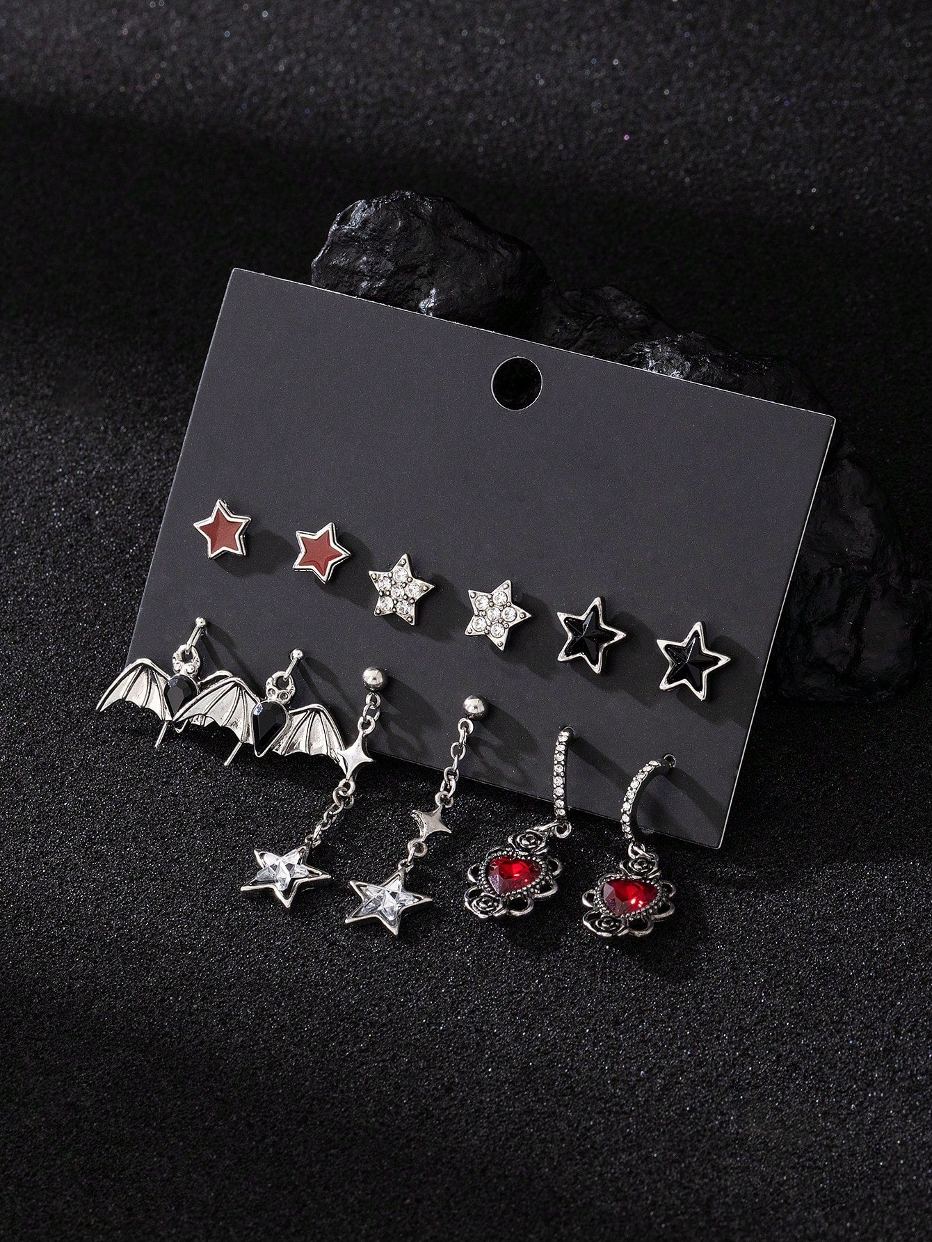 Juego de 6 pares de pendientes con colgantes de diseños góticos oscuros de moda, incluidos estrella, murciélago, corazón con rosa, guitarra, llave, estrella de mar, cuervo y calavera
