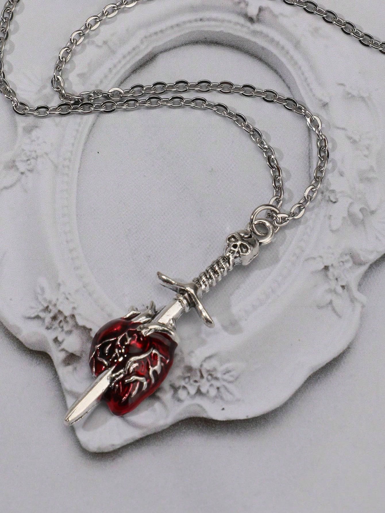 ROMWE Goth Collar Colgante Con Diseño Gótico De Cabeza De Cráneo Y Espada & Corazón En Forma De Colgante