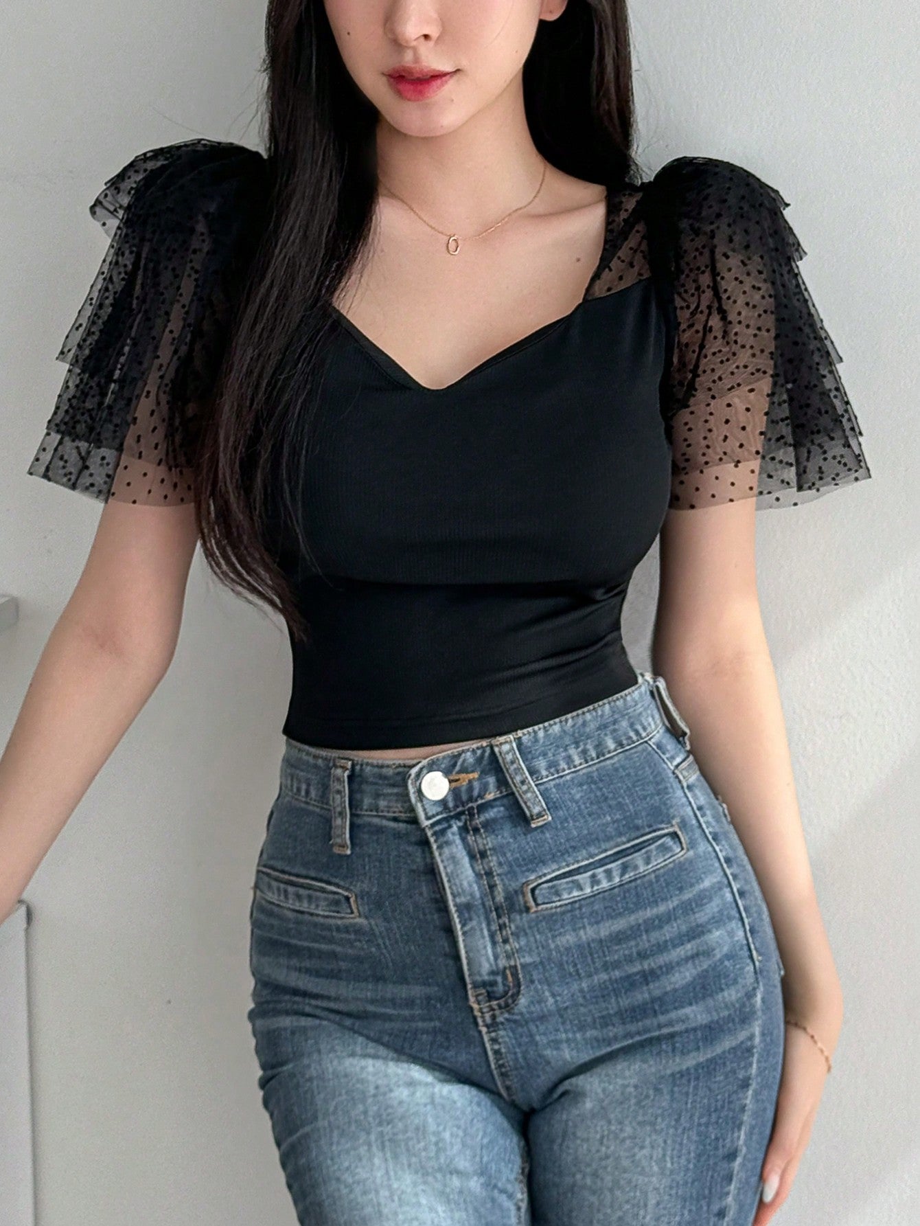 DAZY Camiseta de mujer de verano ajustada con cuello tipo corazón, malla con lunares, mangas cortas con volantes