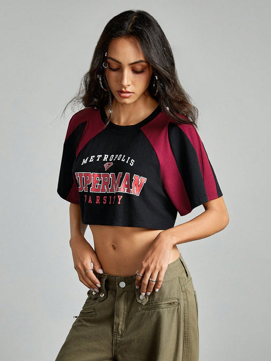SUPERMAN X ROMWE Camiseta corta informal con estampado de logotipo de letras de bloqueo de color, manga dolman suelta para mujeres