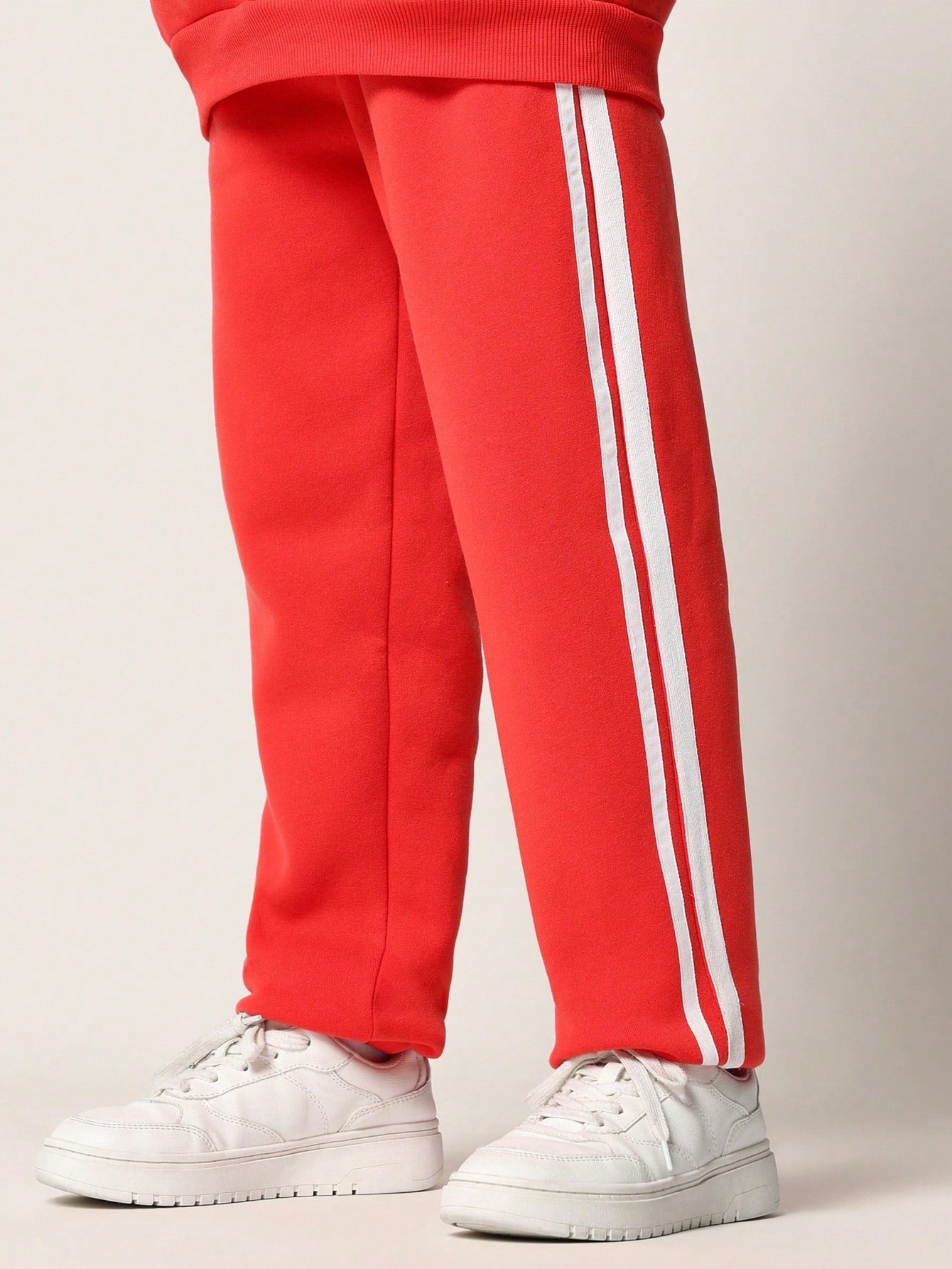 SUMWON Conjunto de 2 piezas para niños preadolescentes compuesto por sudadera con capucha de ajuste regular y pantalón deportivo cómodos con cinta lateral y estampado gráfico