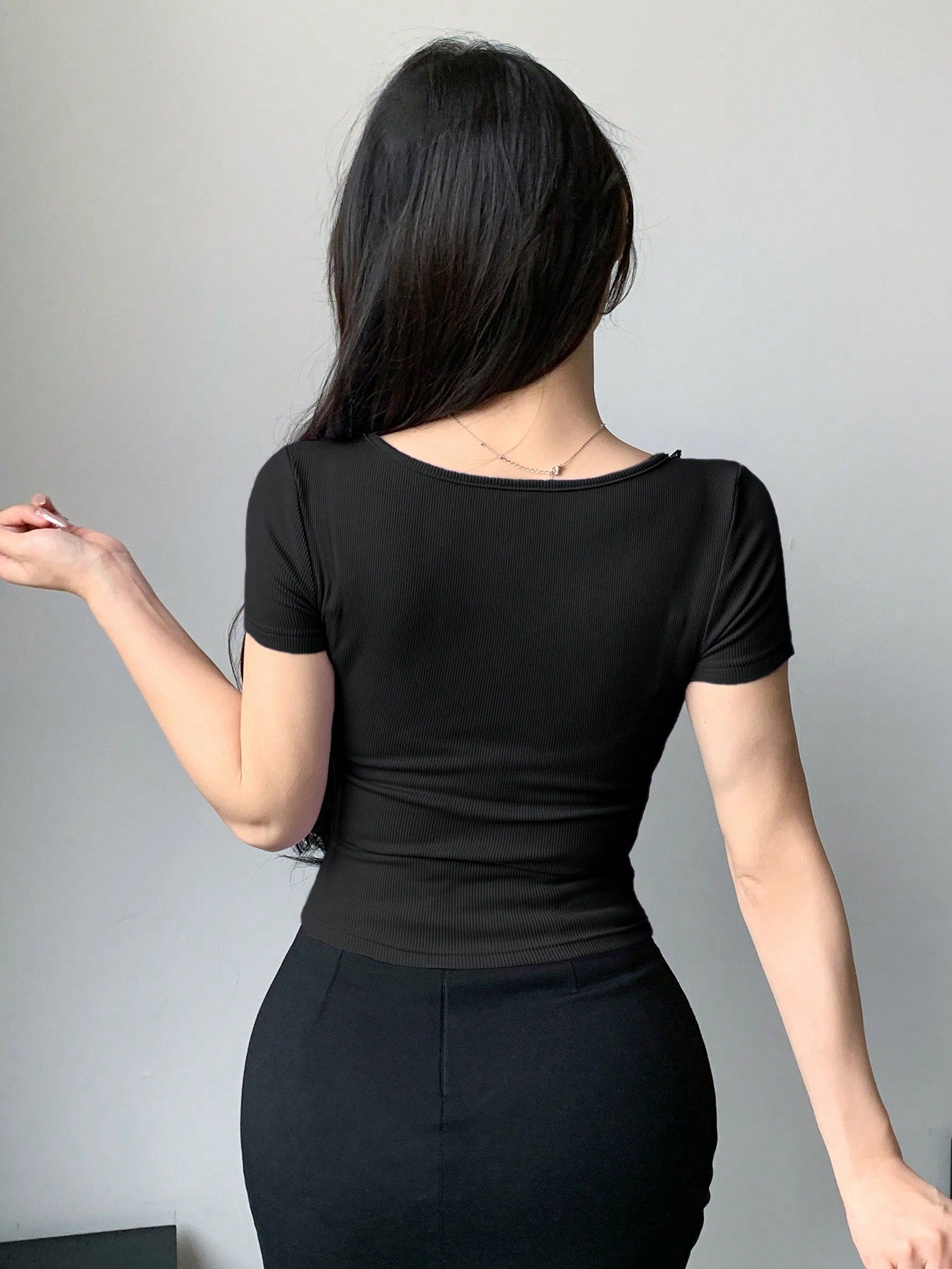 Dazy Designer Camiseta de manga corta y cuello redondo para mujer con diseño envolvente de color bloqueado