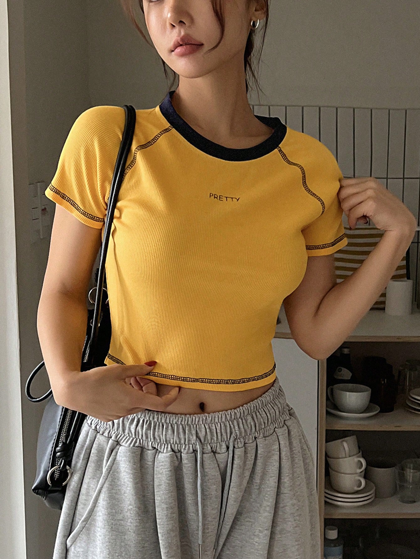 DAZY Camiseta de mujer de manga corta de verano con borde contrastante, diseño de mangas raglán, y estampado de letras amarillas