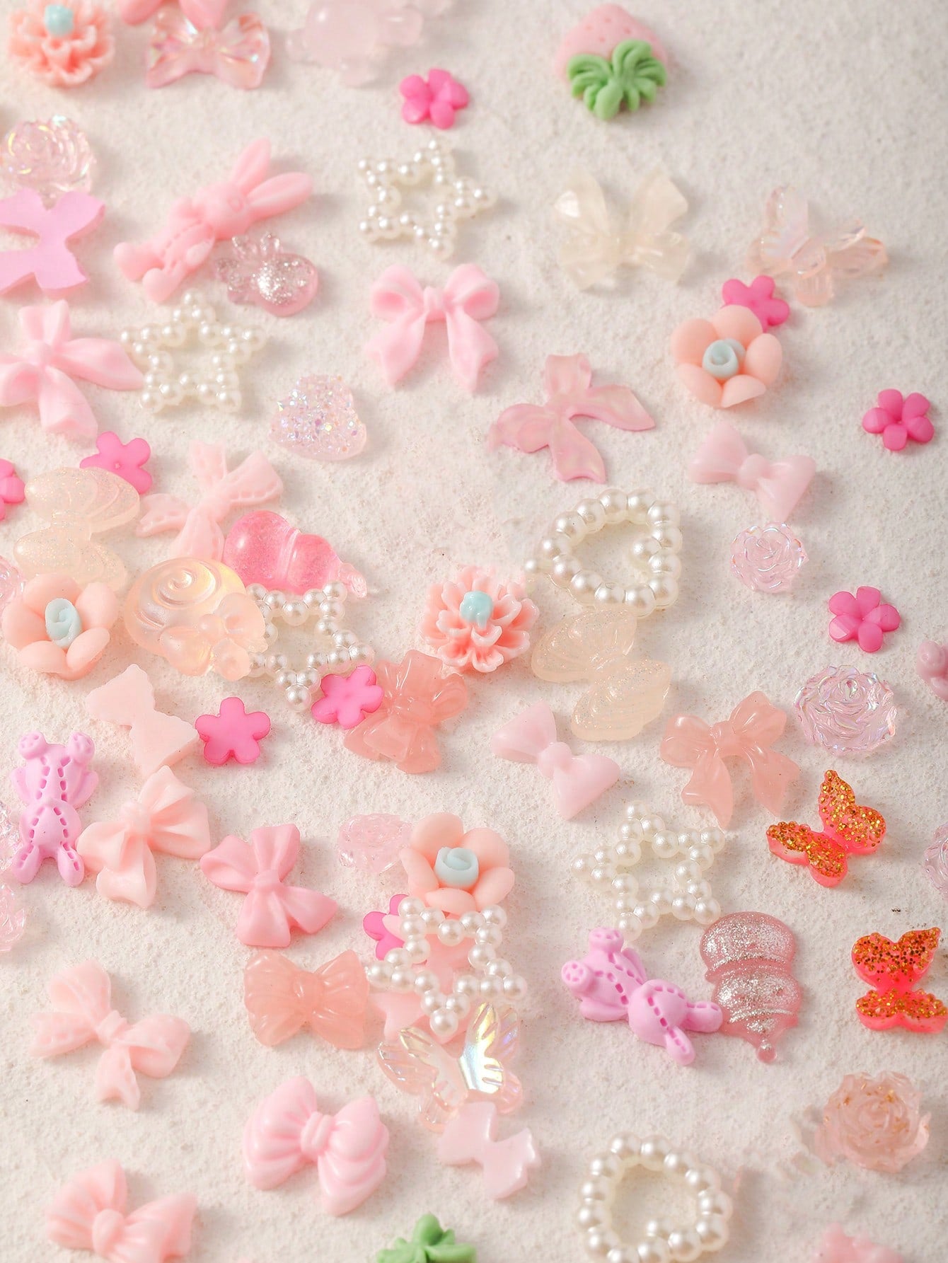 100 piezas 3D Mariposas de resina rosa, osos, flores de rosa, falda de durazno, lazo, ciervos, serpientes, conejos, animales en forma de arte de uñas, con estrás y perlas falsas para hacer decoración de arte de uñas y manualidades.