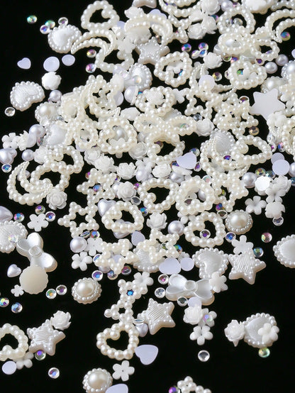 50 piezas Ornamentos de manicura de uñas de resina mezclados de varios modelos en rosa y blanco con diamantes de imitación en forma de perla Y2K, corazón, lazo, copo de nieve, brillo